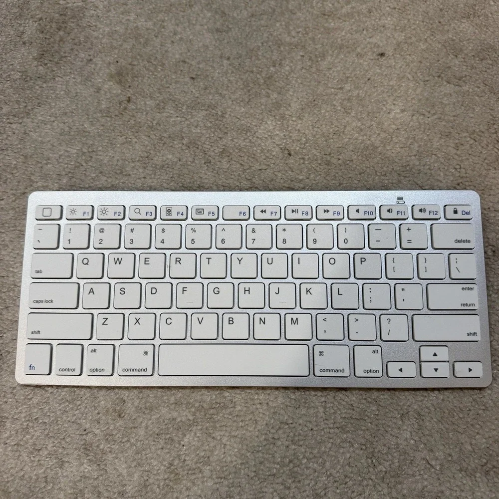 Omoton Wireless Bluetooth Keyboard Flat Buttons Silver & White KB066